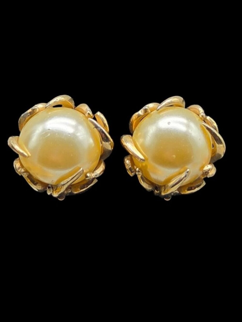 VTG 1950s Faux Mabe Pearl Clip On Earrings Gold Tone Trellis Prong Pat 2583938